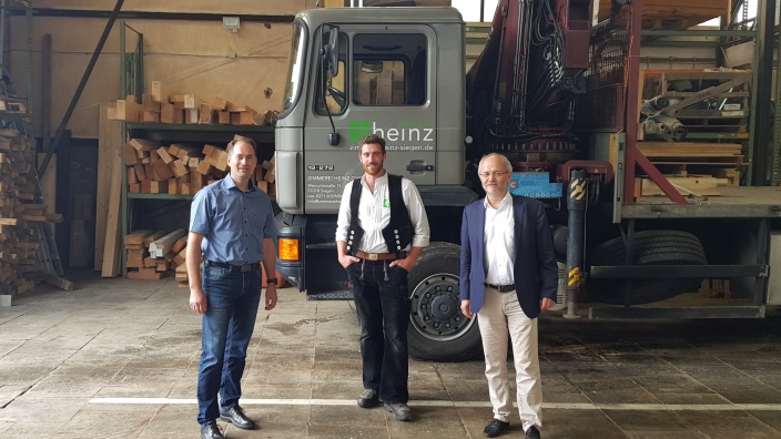 Volkmar Klein und Arne Fries besuchen Zimmerei Heinz